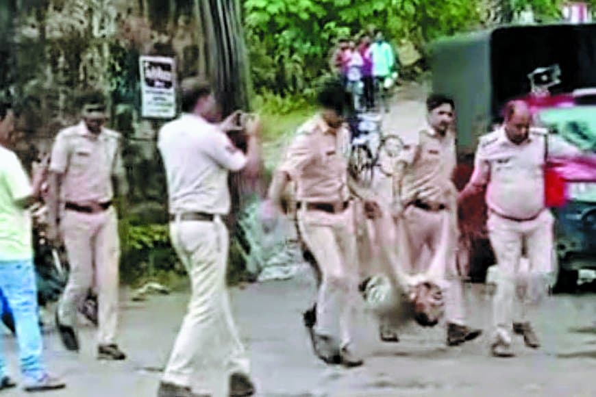 सिंगरौली में दर्दनाक हादसा: गनियारी रेलवे क्रासिंग के पास जेसीबी की टक्कर से शिक्षक की मौत, सड़क पर बने गड्ढों को लेकर फूटा लोगों का गुस्सा