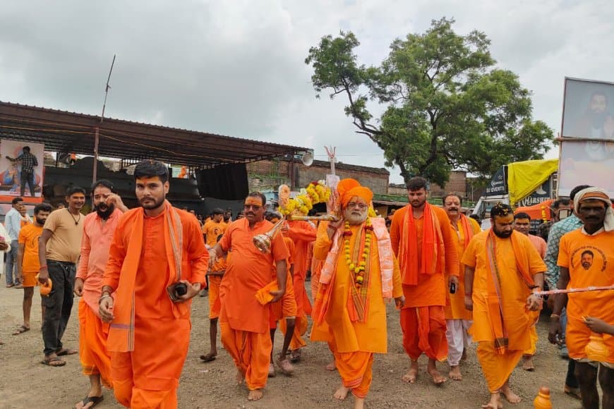 सिरोंज में सावन के अंतिम सोमवार को निकली विशाल कावड़ यात्रा, तीन किमी लंबी रही भक्तों की कतार