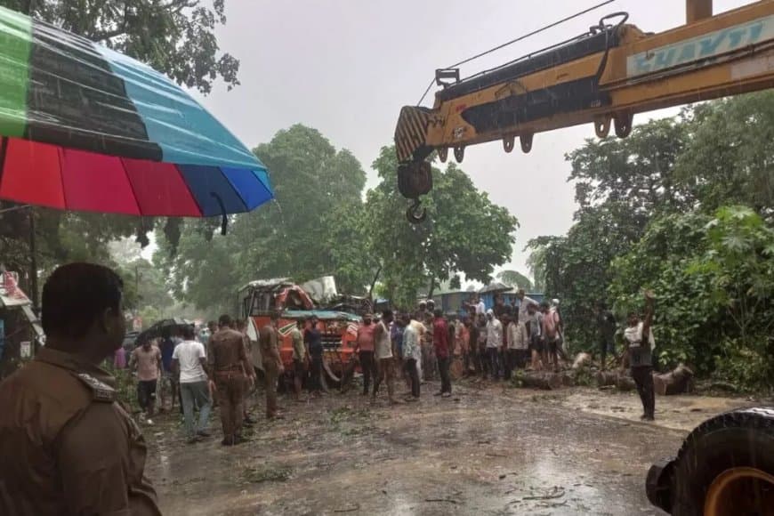 बाराबंकी...बस पर गिरा पेड़... पांच शिक्षक सहित छह की मौत