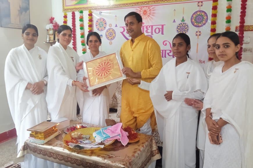ब्रह्माकुमारी बहनों ने कलेक्टर की कलाई पर बांधी राखी