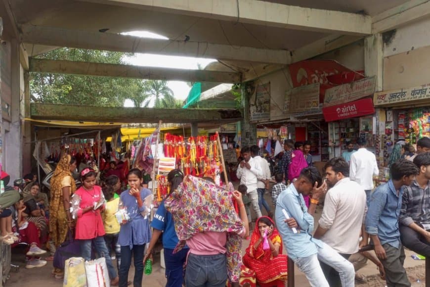 नए बस स्टैंड के प्रतीक्षालय पर दुकानदारों का कब्जा, टॉयलेट भी अतिक्रमित, जर्जर हो चुका भवन