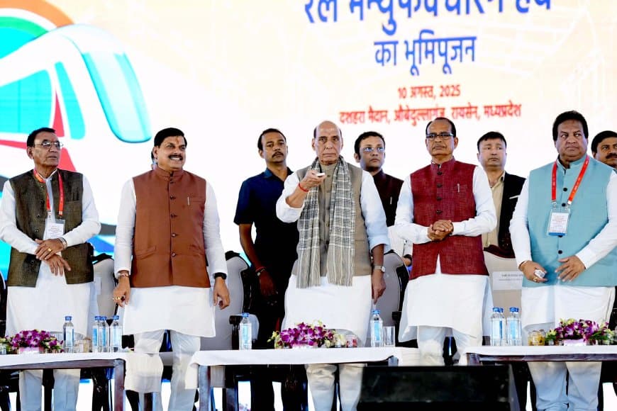 रक्षा मंत्री ने ट्रंप पर कसा तंज...सबके बॉस तो हम... कहा- कुछ लोग भारत का विकास नहीं आ रहा रास