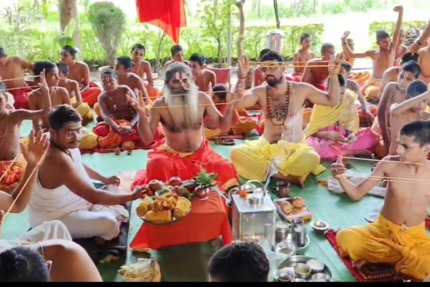 श्रावणी उपाकर्म और दस विधि स्नान के साथ वेदांत आश्रम में एक महीने से चल रहे अनुष्ठान का समापन
