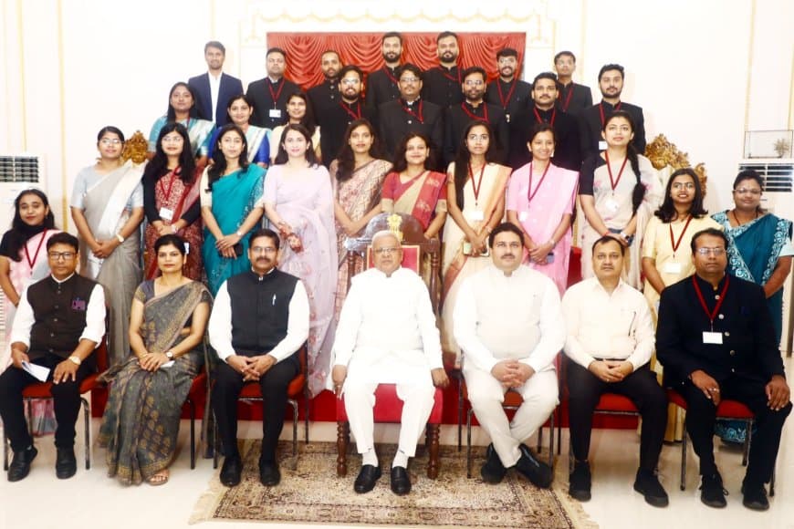 प्रशासनिक सेवा, सिर्फ एक नौकरी नहीं...समाज-राष्ट्र की सेवा का महान अवसर... पवित्र भाव से करें जनता का काम