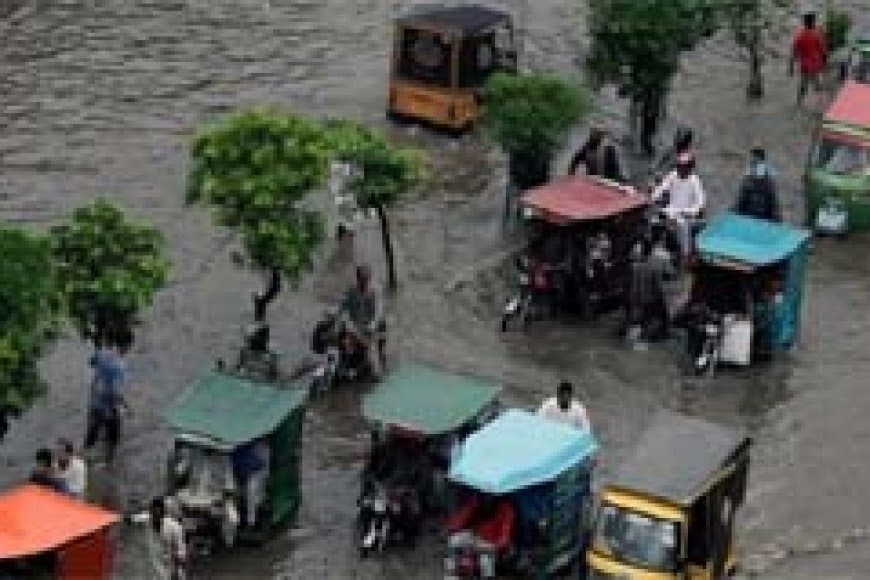 पाकिस्तान में बाढ़ से  327 लोग गंवा चुके जान