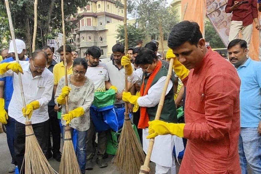 इंदौर स्वच्छता का आदर्श... सफाई मित्र छुट्टी पर... मंत्री-महापौर और अफसरों ने थामी झाड़ू