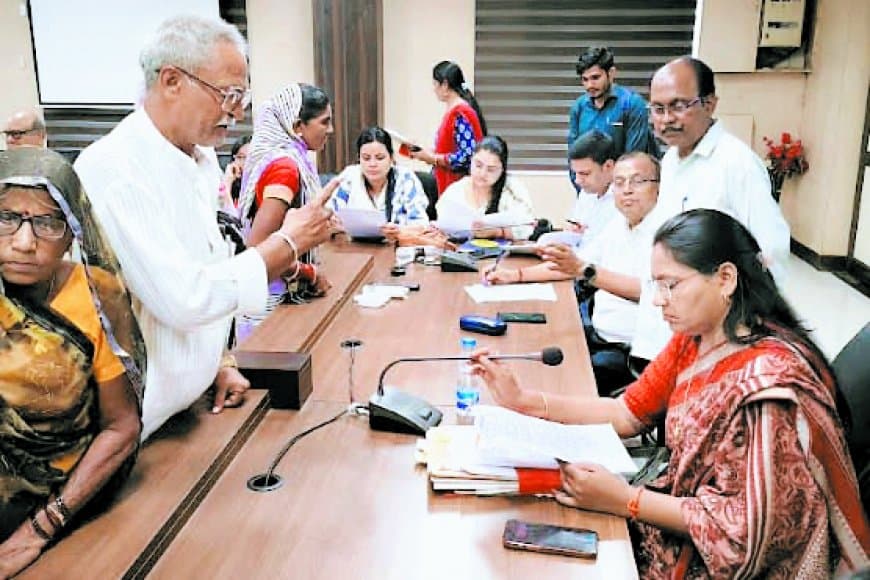 रीवा जनसुनवाई में राजस्व व भू-अर्जन मुआवजा शिकायतों का अंबार: वर्षों से भटक रहे आवेदक, 96 आवेदन पहुंचे अधिकारियों तक