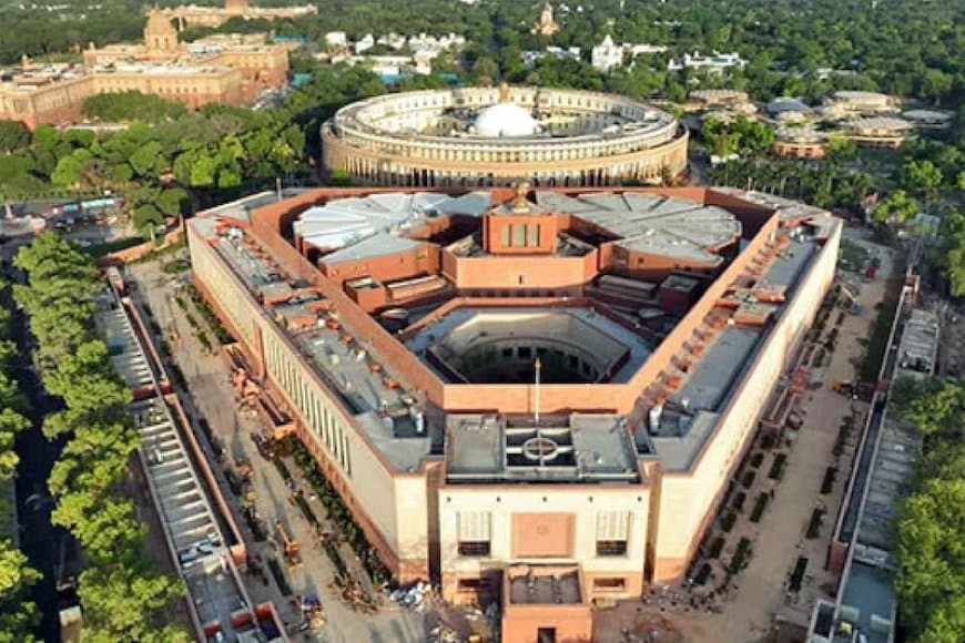 सुरक्षा में सेंध... अब संसद भवन में दीवार कूद पर घुसा संदिग्ध 