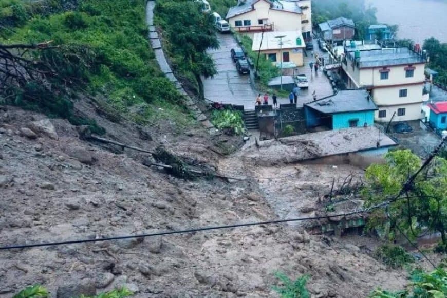 उत्तराखंड... आधी रात फटा बादल...कई लापता... गाड़ियां मलबे में दबीं... स्कूल बंद