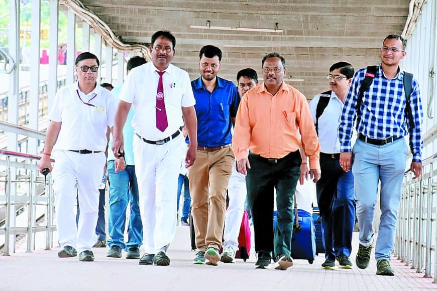 सतना स्टेशन निरीक्षण: एसडीजीएम ने पकड़ी ‘मथुरा’ की ट्राली, एक्सपायर्ड आईडी कार्ड मिलने पर फटकार, डीजल खपत व कर्मचारियों पर जताई हैरानी