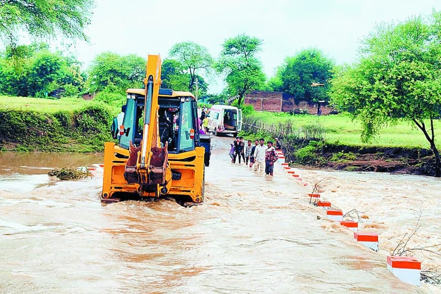 पन्ना में मानवीय साहस का अनोखा उदाहरण: प्रसव पीड़ा से तड़प रही गर्भवती महिला को जेसीबी के सहारे उफनते नाले से सुरक्षित पार कराया गया