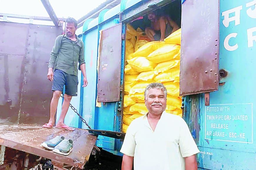 रीवा में किसानों को मिली राहत: सहकारी समितियों को 1300 एमटी यूरिया, 2600 एमटी खाद की रैक पहुंची रेलवे स्टेशन