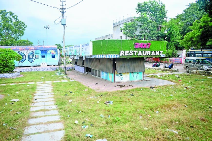 सतना जंक्शन में रेल प्रशासन का कुप्रबंधन: पार्किंग ठेका और कोच रेस्टोरेंट बंद होने से हर माह 7.5 लाख का नुकसान, यात्रियों की सुरक्षा और सुविधाएं भी दांव पर