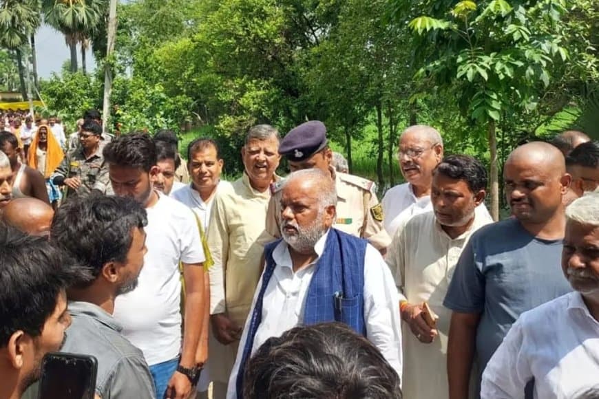 बिहार... नाराज जनता ने मंत्री-विधायक एक किमी तक भगाया... सुरक्षा कर्मियों को पीटा