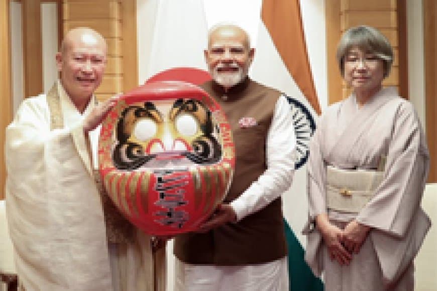 पीएम नरेंद्र मोदी को जापान में भेंट की गई दारुमा डॉल