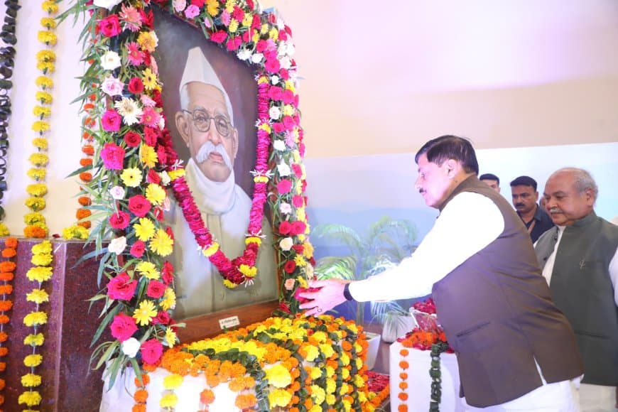 मुख्यमंत्री शनिवार को स्व.रविशंकर शुक्ला की प्रतिमा पर पुष्पांजलि अर्पित की श्रद्धांजलि दी। विधानसभा अध्यक्ष भी उपस्थित रहे।