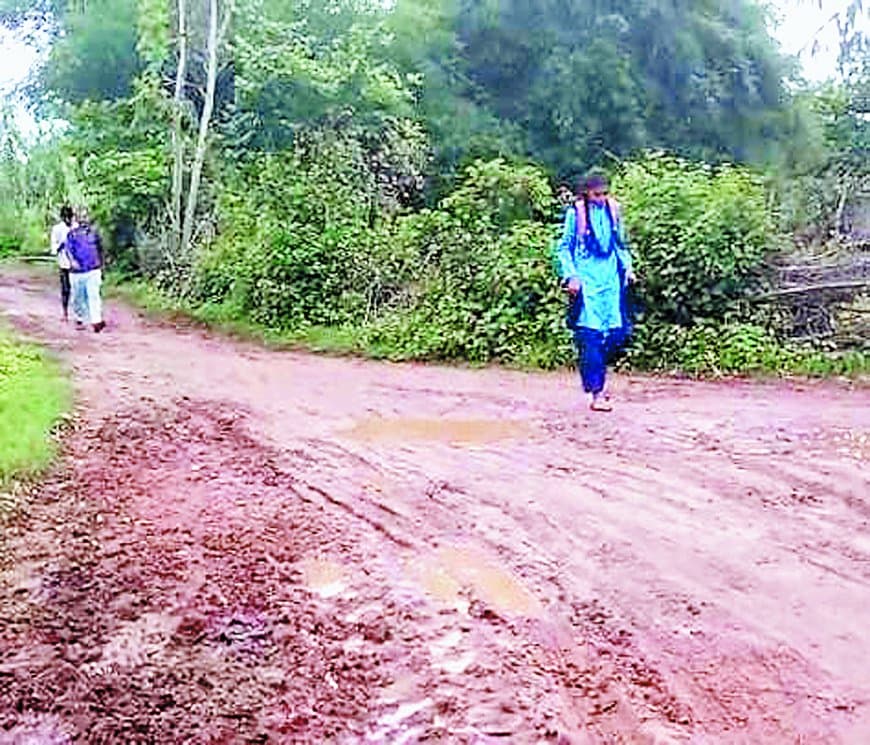 बरसात में दलदल बनीं सड़कों से जूझ रहे जयसिंहनगर के ग्रामीण, एंबुलेंस भी नहीं पहुंच पाती — जनप्रतिनिधियों से राहत की आस