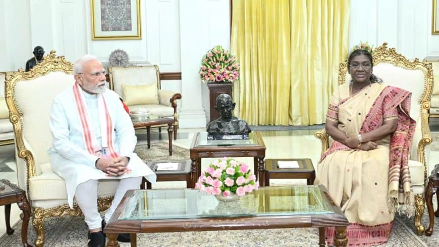 प्रधानमंत्री नरेंद्र मोदी ने राष्ट्रपति भवन में राष्ट्रपति द्रौपदी मुर्मू से मुलाकात की ।