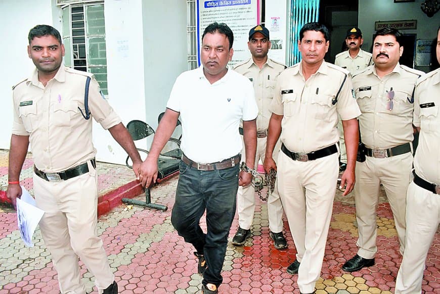 लिफ्ट देने के बहाने शिक्षिका से दुष्कर्म - प्रिंसिपल ने बनाया अश्लील वीडियो, विवाह के बाद किया ब्लैकमेल, पुलिस ने आरोपी को भेजा जेल