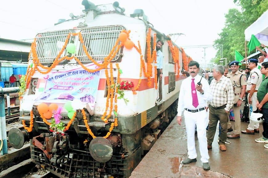 रीवा-पुणे एक्सप्रेस को मिली हरी झंडी: विंध्यवासियों को पर्यटन, व्यापार और दिल्ली-वंदे भारत की सौगात, स्टेशन पर बना उत्सव का माहौल