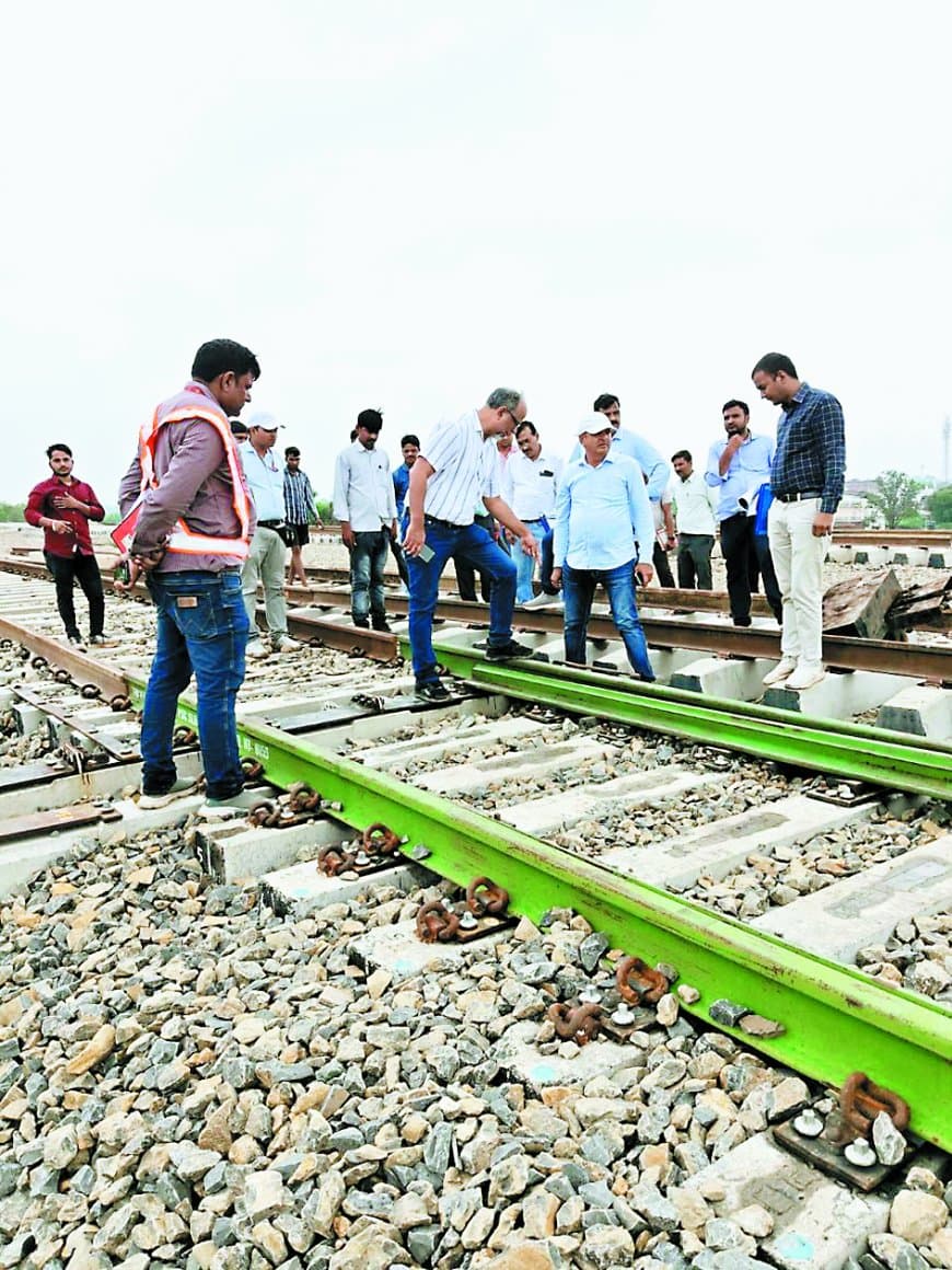 सतना-पन्ना रेललाइन पर ट्रैक बिछाने की रफ्तार तेज: नागौद तक अगस्त में तैयार होगा ट्रैक, सितंबर में सीआरएस ट्रायल, किसानों ने मांगी नौकरी और मुआवज़ा