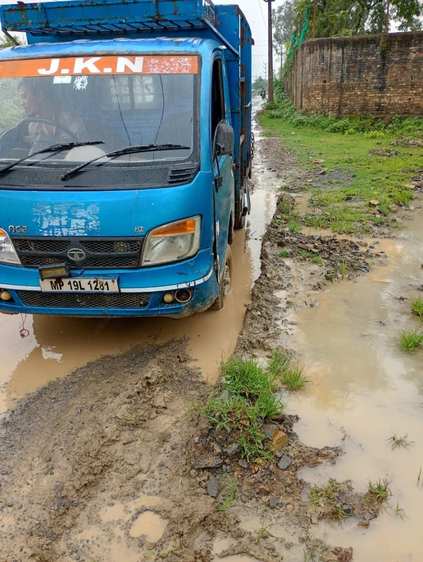 बारिश में दलदल बना सितपुरा-छींदा मार्ग: ट्रक-ट्रैक्टर फंसे, जाम लगा, ग्रामीणों ने दी अनिश्चितकालीन धरने की चेतावनी