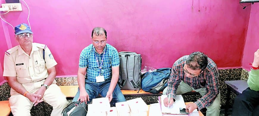 खराब समोसे की शिकायत पर खाद्य विभाग की छापेमारी: बिना लाइसेंस दुकान सील, नमूनों की जांच के लिए भेजा गया