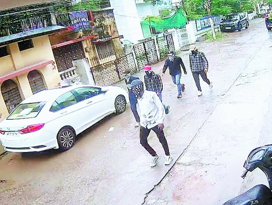 सतना में व्यापारी के घर ताबड़तोड़ फायरिंग, चाणक्यपुरी में दहशत - पांच नकाबपोश बदमाश सीसीटीवी में कैद