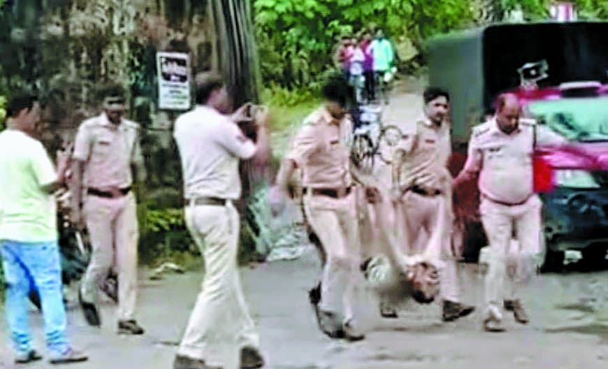 सिंगरौली में दर्दनाक हादसा: गनियारी रेलवे क्रासिंग के पास जेसीबी की टक्कर से शिक्षक की मौत, सड़क पर बने गड्ढों को लेकर फूटा लोगों का गुस्सा