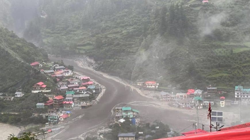 गंगोत्री धाम के प्रमुख पड़ाव धराली में खीर गंगा नदी में आई विनाशकारी बाढ़।