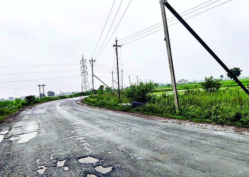 बिना अनुमति पीडब्ल्यूडी की सड़क पर गाड़े जा रहे विद्युत पोल, सौ पेड़ों की अवैध कटाई से मचा हड़कंप — जनता में आक्रोश, प्रशासन बेपरवाह बिना अनुमति पीडब्ल्यूडी की सड़क पर गाड़े जा रहे विद्युत पोल, सौ पेड़ों की अवैध कटाई से मचा हड़कंप — जनता में आक्रोश, प्रशासन बेपरवाह