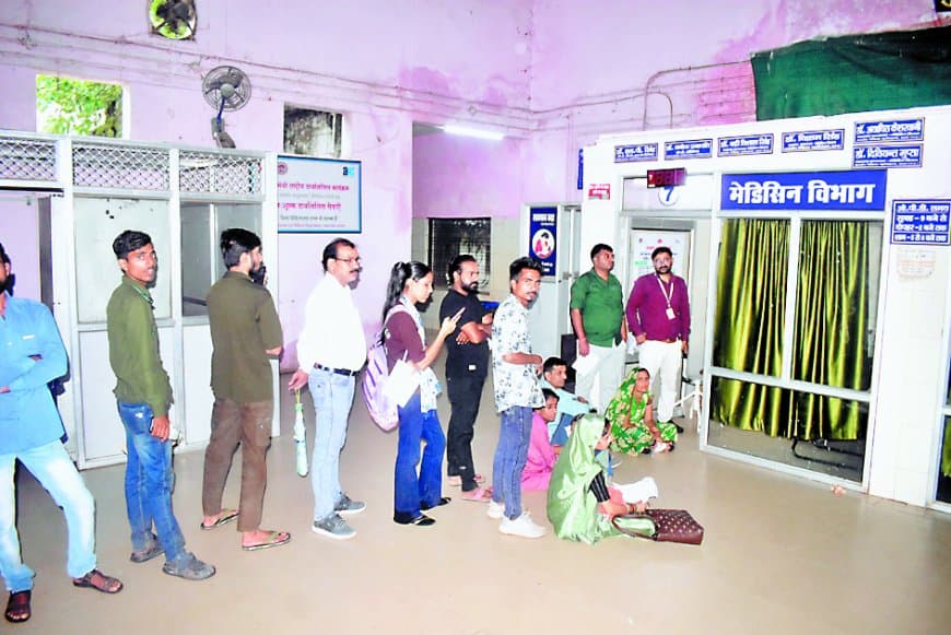 जिला अस्पताल की शाम की ओपीडी भगवान भरोसे: चिकित्सकों की मनमानी और मरीजों की तड़पती कतारें बनीं शर्मनाक हकीकत