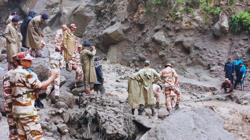 अब हिमाचल में फटा बादल... कैलाश यात्रा पर लगी रोक... हजारों श्रद्धालु फंसे... 413 यात्रियों को बचाया