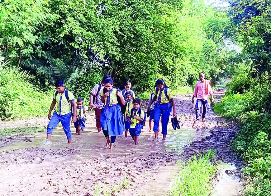 आजादी के 75 साल बाद भी सड़क को तरसता गुलुआ गांव: कीचड़, दलदल और इंतज़ार में बीते दो दशक