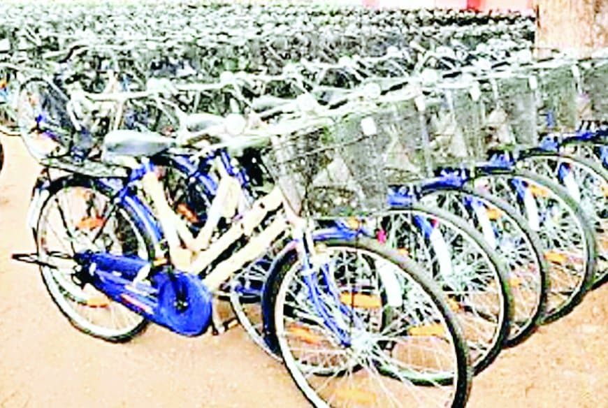 नि:शुल्क साइकिल योजना में मनमानी: न हुआ समारोह, प्राचार्यों पर थोपे गए परिवहन के आदेश, स्टॉक खत्म और छात्रों को मिली खराब साइकिलें