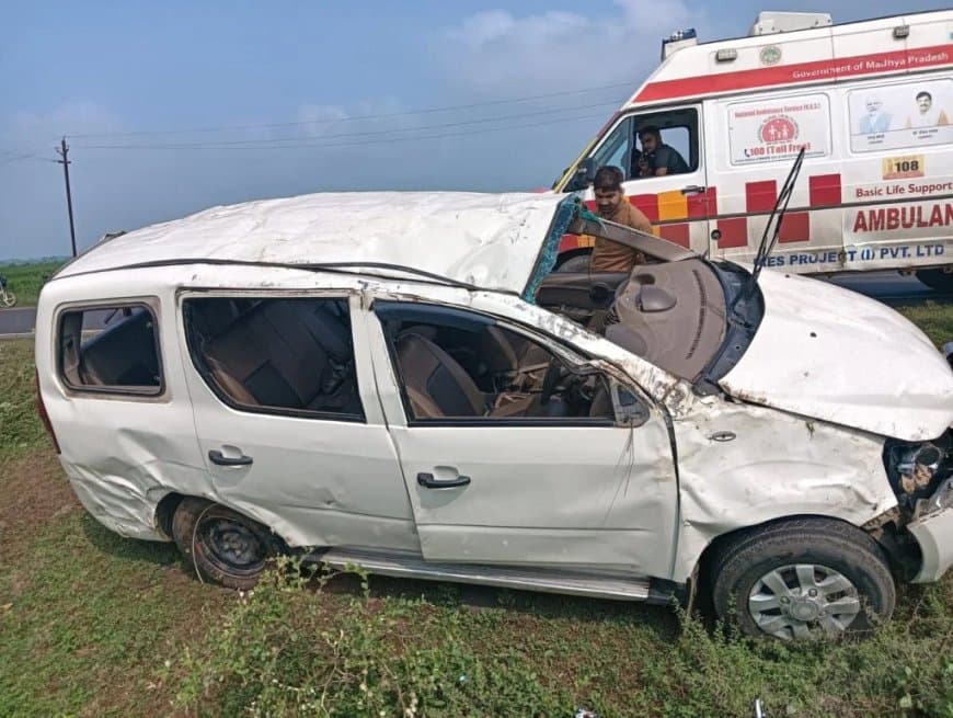 इंदौर के अपर कलेक्टर की कार का भयानक एक्सीडेंट हो गया।