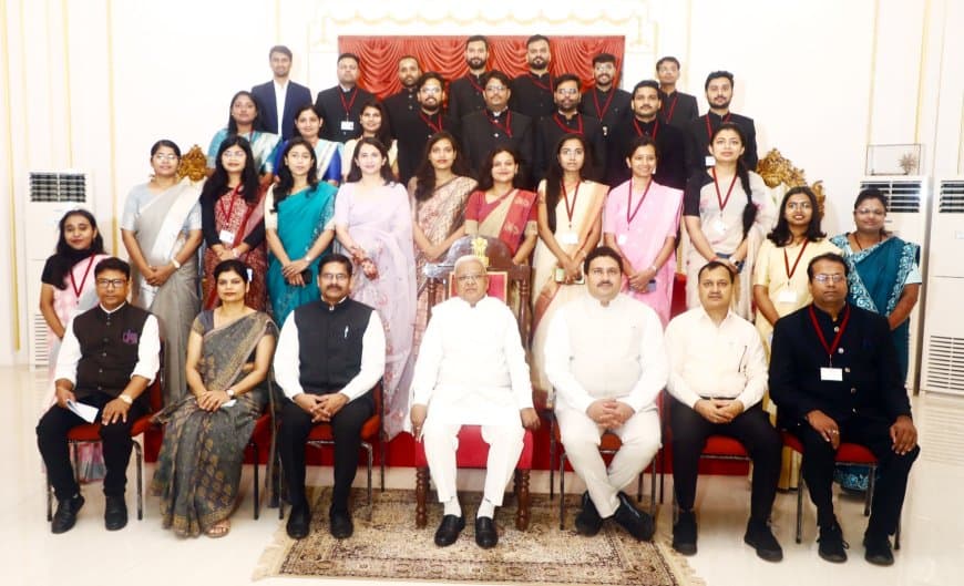 राज्यपाल मंगुभाई पटेल का राज्य प्रशासनिक सेवा के परिवीक्षाधीन उप जिलाध्यक्षों के साथ समूह चित्र।