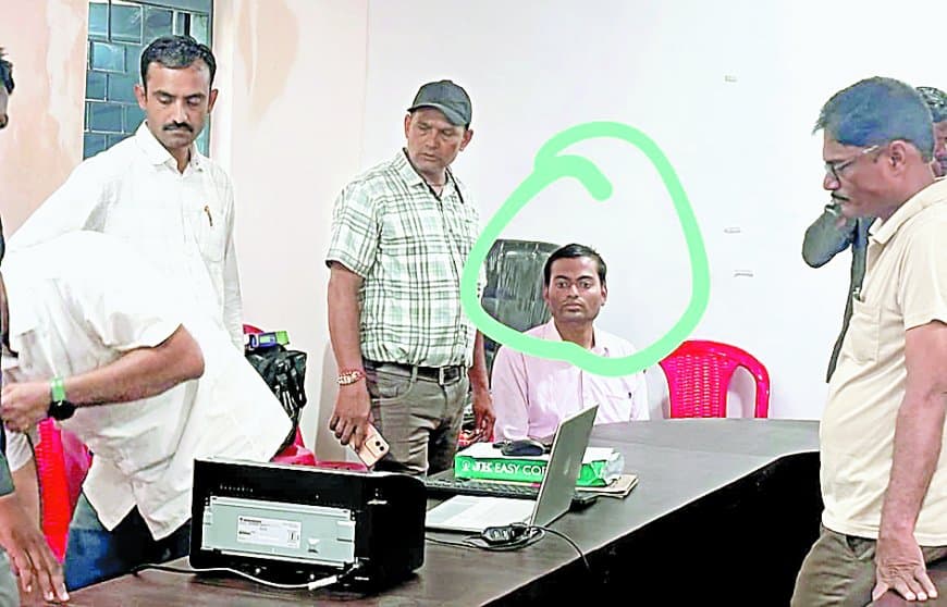 जनपद पंचायत बड़ामलहरा में दस हजार की रिश्वत लेते बाबू रंगे हाथ गिरफ्तार, संबल योजना की सहायता राशि जारी करने के नाम पर मांगी थी घूस, लोकायुक्त कार्रवाई से मचा हड़कंप