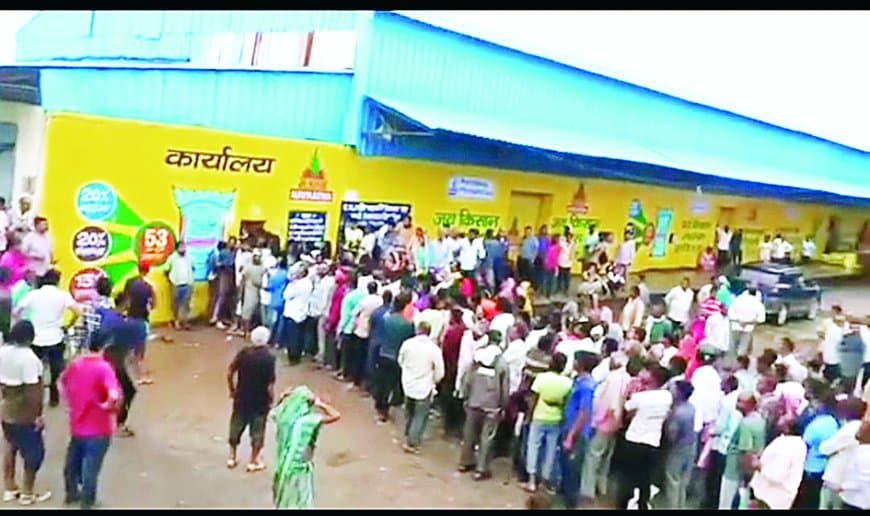 प्रशासन के पर्याप्त खाद स्टॉक के दावों के बावजूद किसानों की लंबी कतारें, रामनगर में पुलिस सुरक्षा में हुई यूरिया वितरण की व्यवस्था ध्वस्त