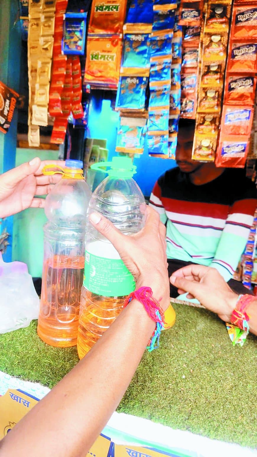 कलेक्ट्रेट गेट नंबर तीन पर अतिक्रमण हटाने की कार्रवाई में टपरे से पेट्रोल बिक्री का खुलासा, बिना लाइसेंस के चेम्बर हाल सील, 10 लोगों पर चालानी कार्रवाई