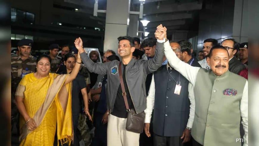 शुभांशु शुक्ला अमेरिका से भारत आ गए हैं। वह रविवार सुबह पत्नी कामना और बेटे किआश के साथ दिल्ली एयरपोर्ट पर उतरे। केंद्रीय मंत्री डॉ. जितेंद्र सिंह और दिल्ली की उट रेखा गुप्ता ने उनका स्वागत किया।