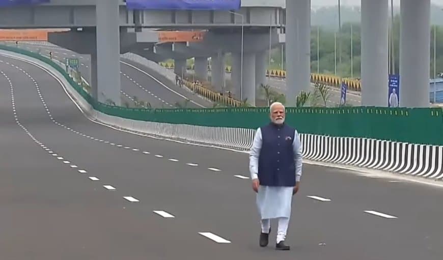प्रधानमंत्री नरेंद्र मोदी ने रविवार को पहले 8 लेन एलिवेटेड हाईवे को देश को समर्पित किया।