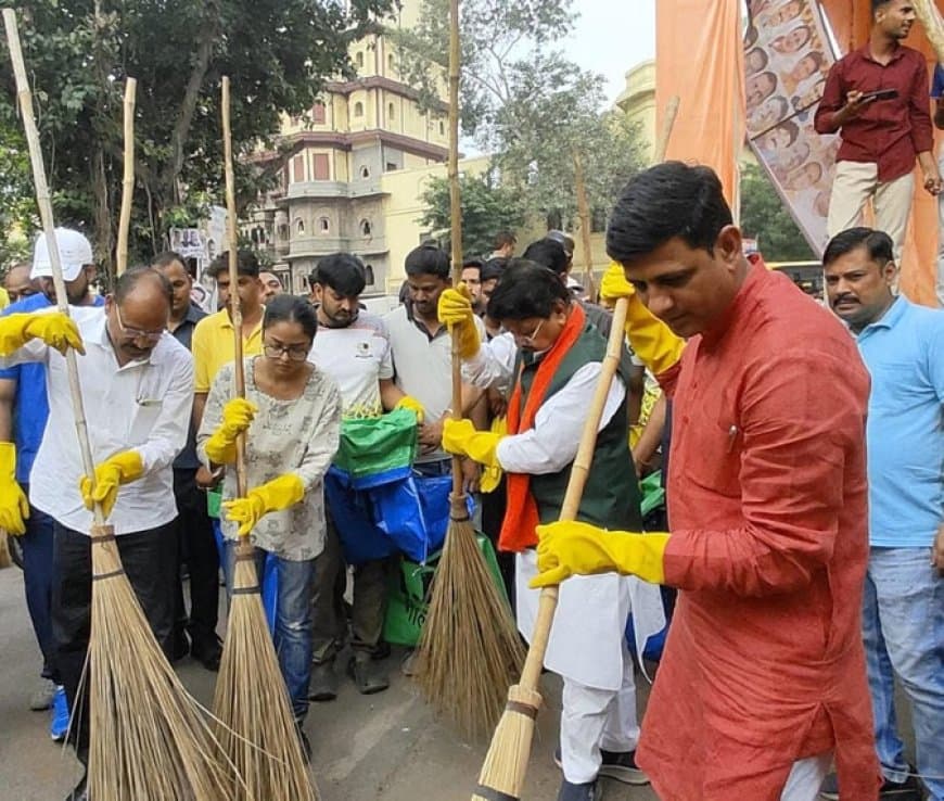 इंदौर स्वच्छता का आदर्श... सफाई मित्र छुट्टी पर... मंत्री-महापौर और अफसरों ने थामी झाड़ू