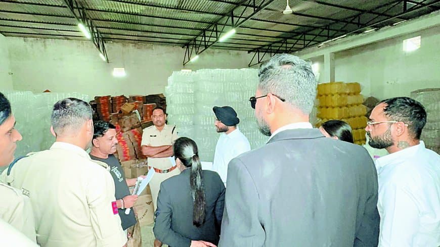 अनूपपुर में बृजधाम ट्रेडर्स पर छापा: पतंजलि महाकोष ब्रांड की नकल कर बेच रहा था नकली तेल, भारी मात्रा में पैकेजिंग सामग्री जब्त, फैक्ट्री सील