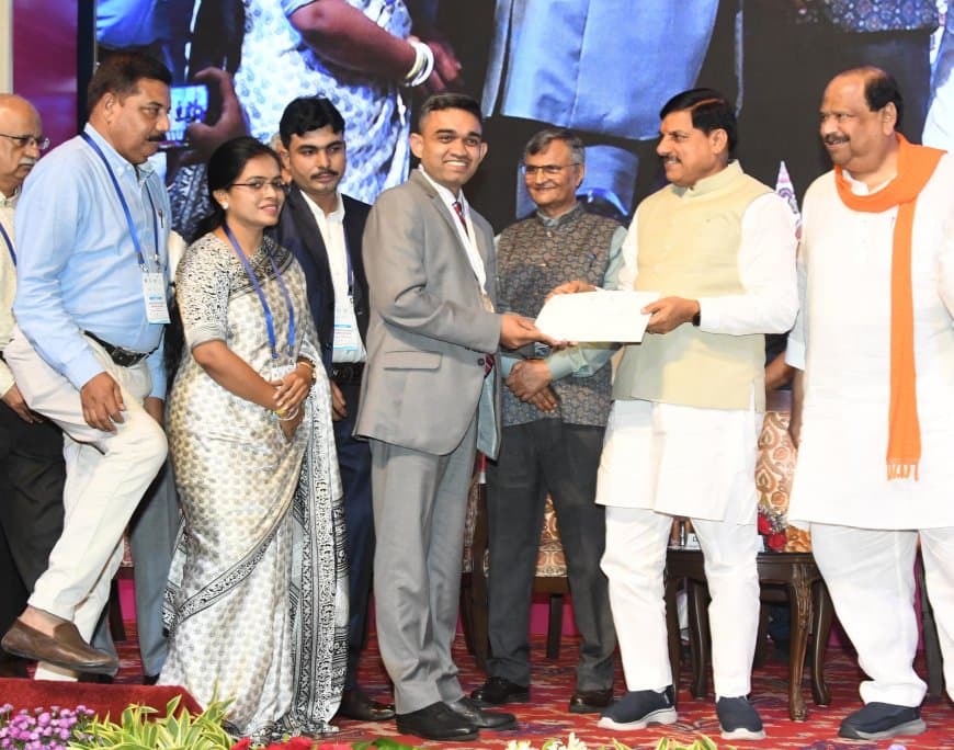 आठ कलेक्टरों को गोल्ड मेडल... सीएम ने कहा- अच्छे काम पर साथ हैं... कमी करेंगे तो सरकार देख रही 