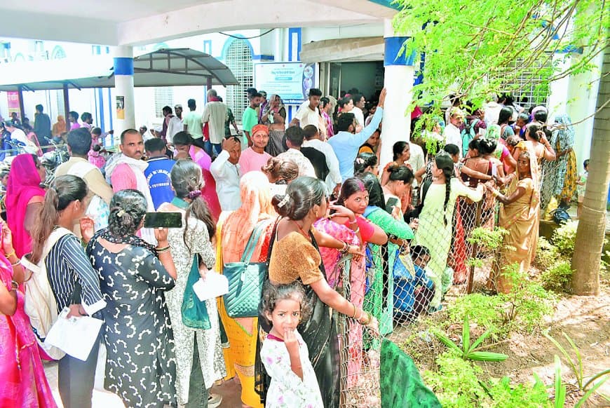 जिला अस्पताल में थम नहीं रही भीड़ : आभा आईडी अनिवार्यता और वायरल अटैक से बढ़ी मरीजों की परेशानी, पैथोलॉजी विंडो काउंटर पर लगी लंबी कतारें