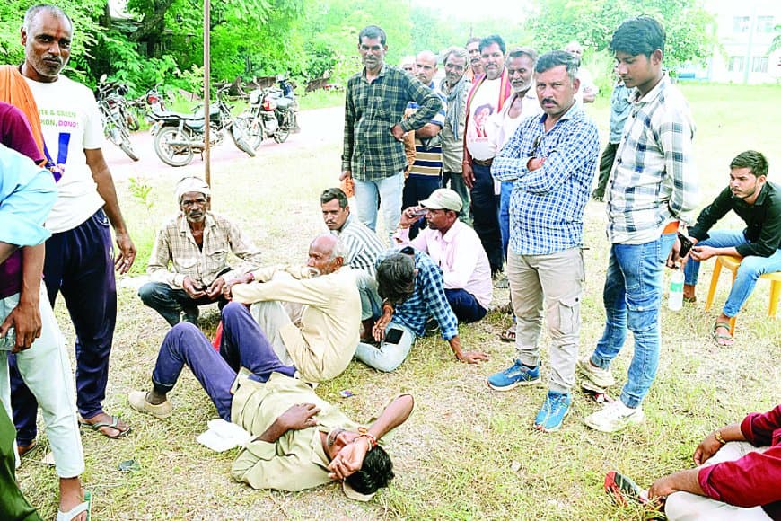 खाद के लिए रतजगा : वितरण केन्द्रों में किसानों की लम्बी कतारें, गफलत से बढ़ी अन्नदाताओं की परेशानी, कलेक्टर ने पकड़ी खामियां