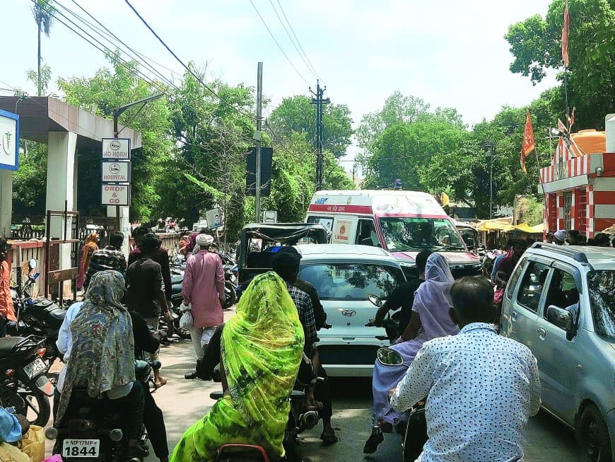 अतिक्रमण से जाम में फंसा जिला अस्पताल : दोनों गेट ठेलों और अवैध पार्किंग से घिरे, एम्बुलेंस तक पहुंचने में लग रहा घंटों समय