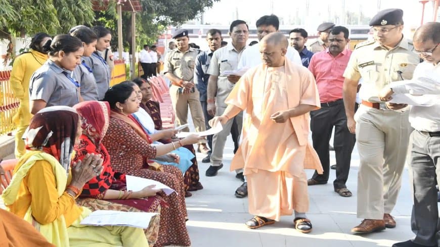 सीएम योगी का जनता दरबार... मैं रिटायर फौजी हूं और जहर खाकर आया हूं... सुनते ही मची खलबली