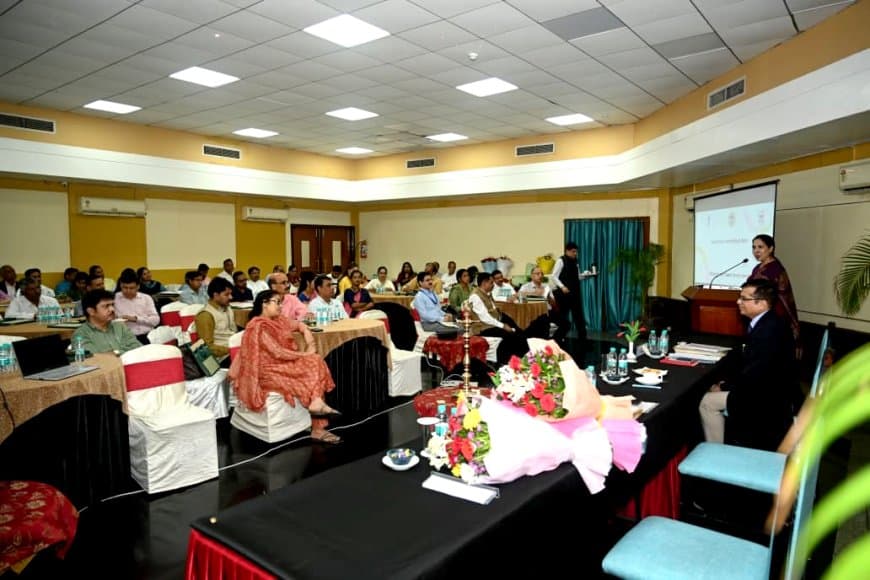 होटल एमपीटी लेक व्यू भोपाल में ‘वल्नरेबिलिटी मैपिंग’ एवं परिवार आधारित वैकल्पिक देख रेख विषयक राज्य स्तरीय बैठक ।